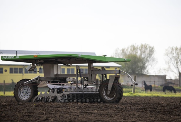 biobauern-ackern-mit-solarem-roboter-globalmagazin