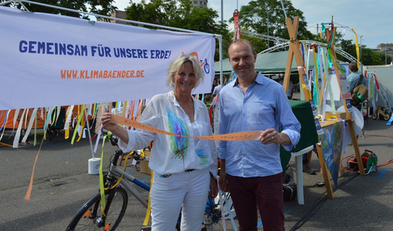 Klimabänder: Klimawünsche wehen in Deutschland