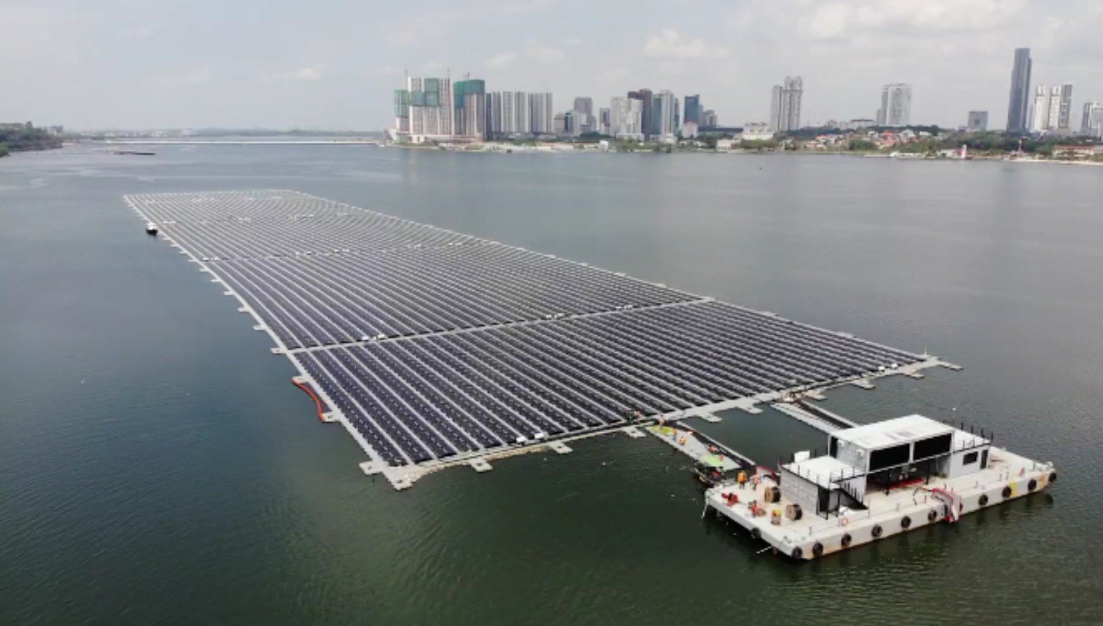 Schwimmendes Solarkraftwerk versorgt Singapur mit Strom