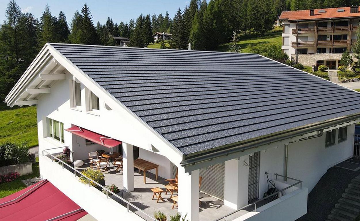 Schweizer Firma sticht Tesla mit Solar-Dachziegel aus