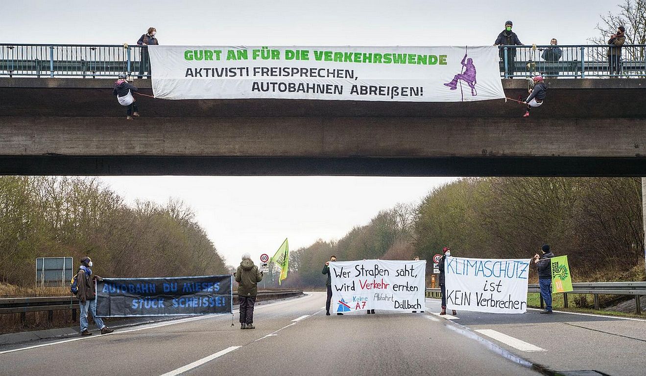 Klimaprotest über der Autobahn