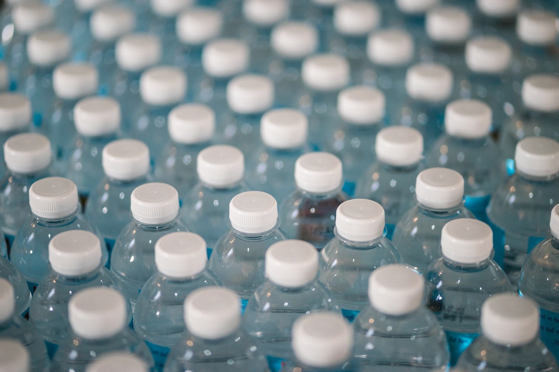 Wie Nestlé und Co. mit der Ausbeutung von Wasser Profit machen