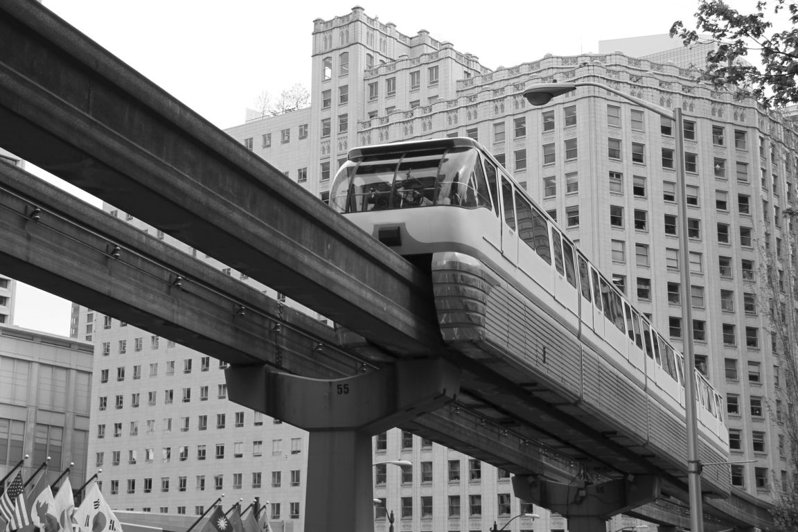 Magnetschwebebahn fährt auf Bahnschienen