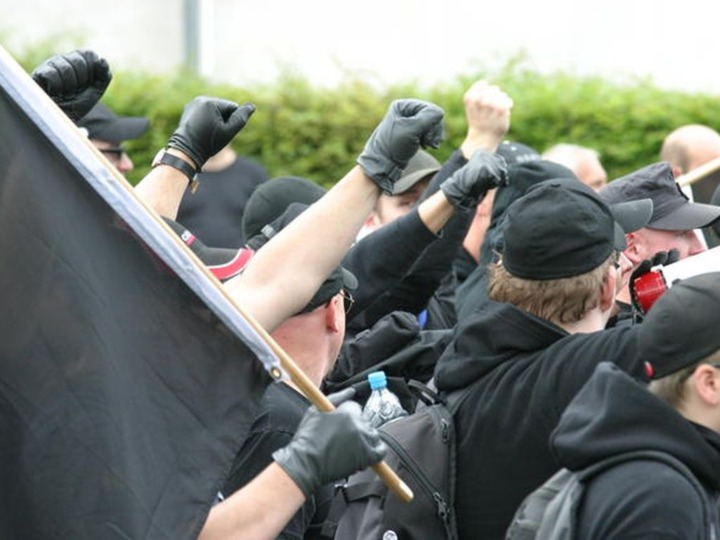 Geld für Infrastruktur gegen Zulauf für die Rechten