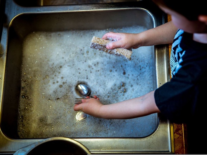 Tonnenweise Mikroplastik durch Spülschwämme